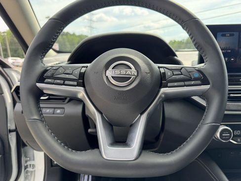 Used 2025 Nissan Altima 2.5 SV w/ SV Premium Package FWD image 3