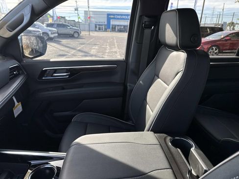 New 2026 Chevrolet Suburban Premier RWD image 17