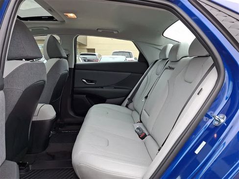 Used 2025 Hyundai Elantra Limited image 9