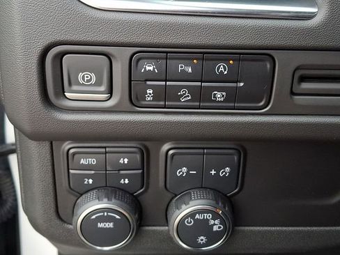 Used 2024 Chevrolet Suburban Z71 w/ Luxury Package image 24