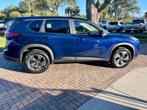 Used 2024 Nissan Rogue SV image 7