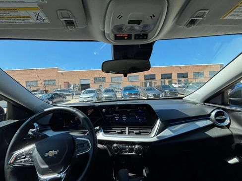 Used 2025 Chevrolet Trax LT w/ LT Convenience Package FWD image 31