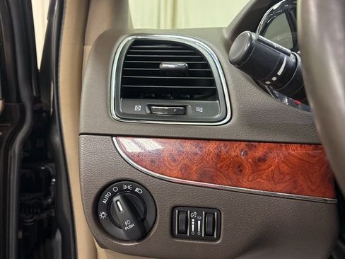 Used 2014 Chrysler Town & Country Touring-L w/ Driver Convenience Group FWD image 10