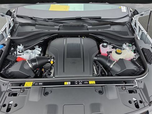 New 2025 Land Rover Range Rover Long Wheelbase SE image 32