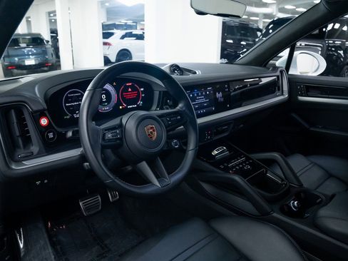 Used 2024 Porsche Cayenne Turbo AWD/4WD image 23