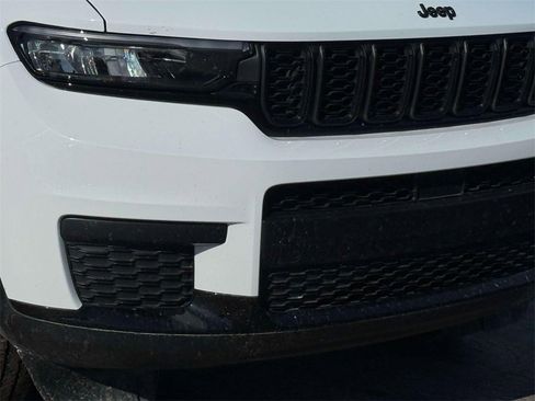 Used 2023 Jeep Grand Cherokee L Laredo image 5