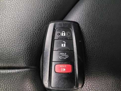 Used 2022 Toyota Highlander XLE FWD image 32