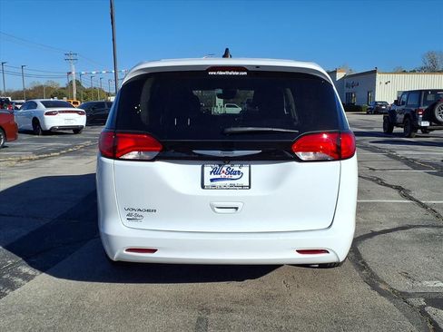 Used 2023 Chrysler Voyager LX image 6