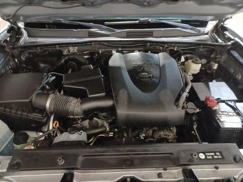 Used 2018 Toyota Tacoma TRD Sport image 17