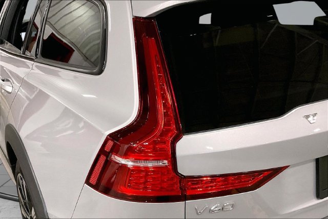 Certified 2025 Volvo V60 B5 Cross Country Ultra AWD/4WD image 32