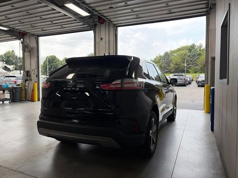 Used 2024 Ford Edge SEL w/ Convenience Package AWD/4WD image 3