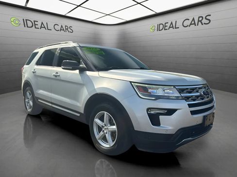 Used 2018 Ford Explorer XLT w/ Equipment Group 202A FWD image 3