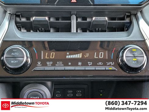 Used 2024 Toyota Venza LE AWD/4WD image 24