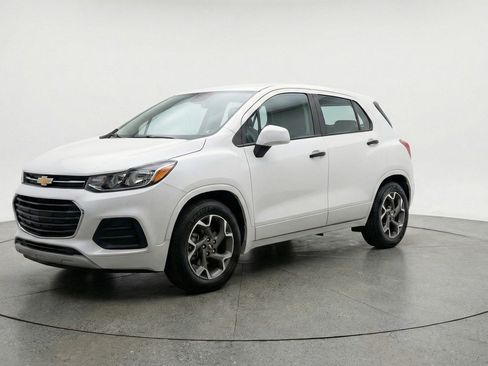 Used 2025 Chevrolet Trax LT w/ LT Convenience Package FWD image 3