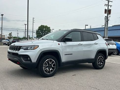 Used 2025 Jeep Compass Trailhawk AWD/4WD image 5