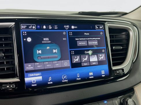 Used 2024 Chrysler Pacifica Touring-L image 21