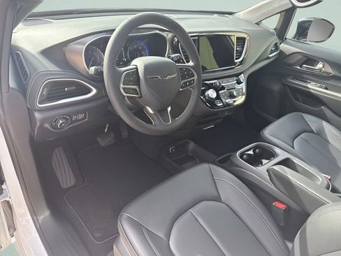 New 2026 Chrysler Pacifica Select image 12