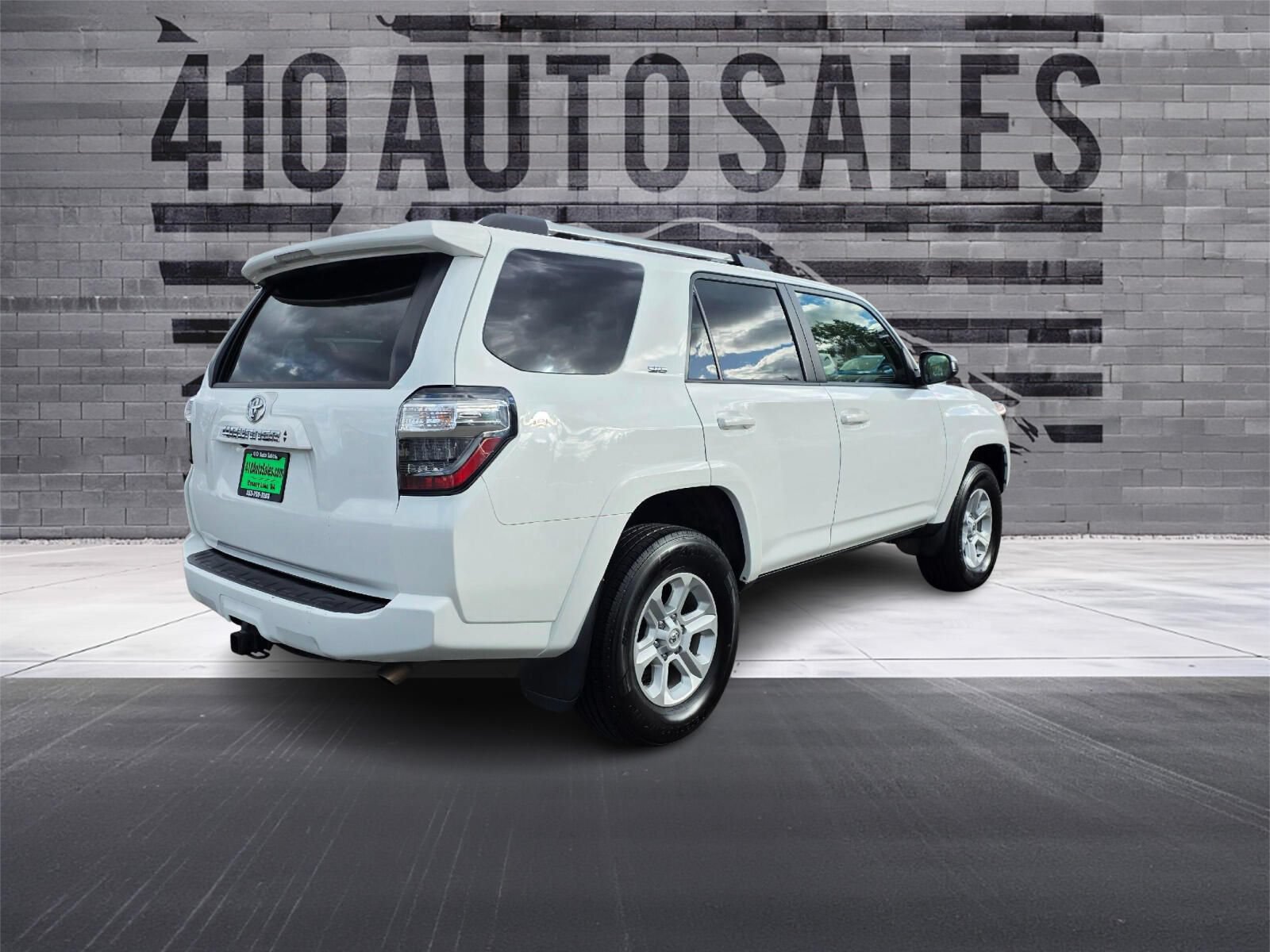 Used 2024 Toyota 4Runner SR5 AWD/4WD image 3