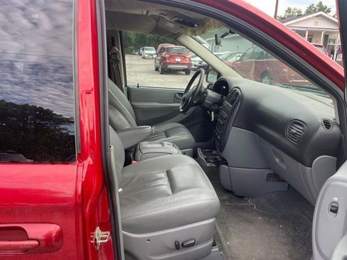 Used 2005 Dodge Grand Caravan SXT w/ Leather Interior Group FWD image 11