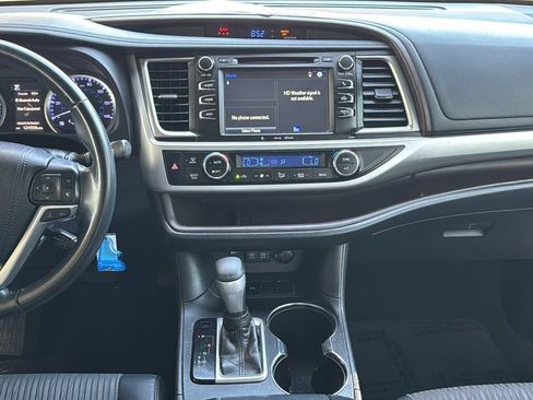 Used 2018 Toyota Highlander Plus w/ Carpet Mat Package (TMS) FWD image 9