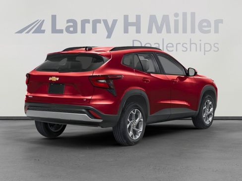 Used 2025 Chevrolet Trax LT w/ LT Convenience Package image 2