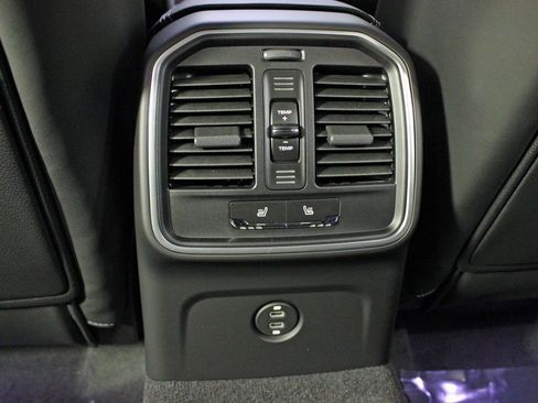 Certified 2026 Porsche Macan AWD/4WD image 36