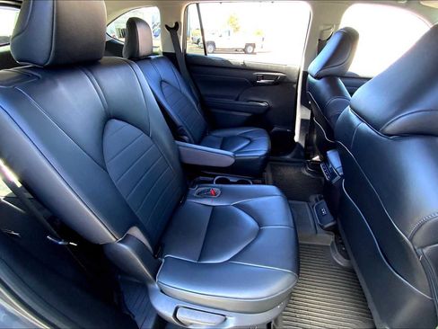 Certified 2023 Toyota Highlander XLE image 16