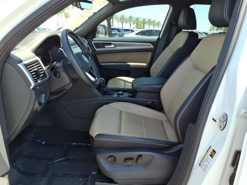 Certified 2023 Volkswagen Atlas Cross Sport SE w/ Panoramic Sunroof Package AWD/4WD image 19