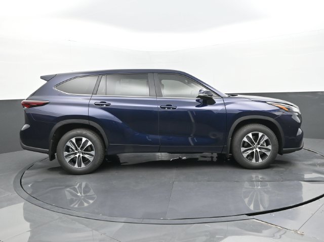 Used 2025 Toyota Highlander XLE FWD image 2