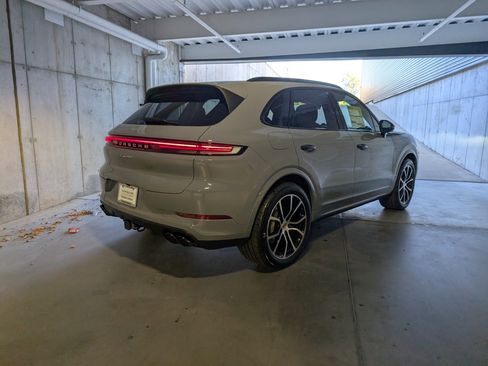 New 2026 Porsche Cayenne E-Hybrid image 9
