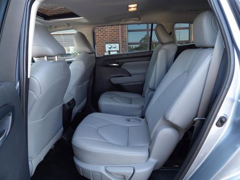 Used 2021 Toyota Highlander XLE image 12