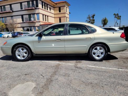 Used 2006 Ford Taurus SE image 2
