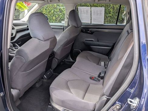 Used 2025 Toyota Highlander LE FWD image 15