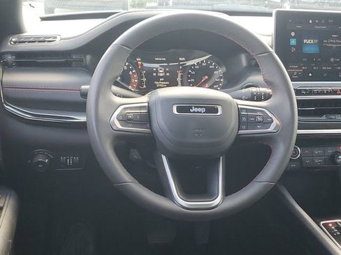 Used 2025 Jeep Compass Trailhawk AWD/4WD image 12