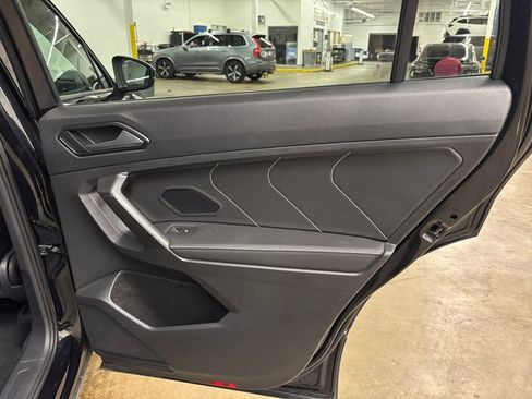 Used 2022 Volkswagen Tiguan SE R-Line AWD/4WD image 18