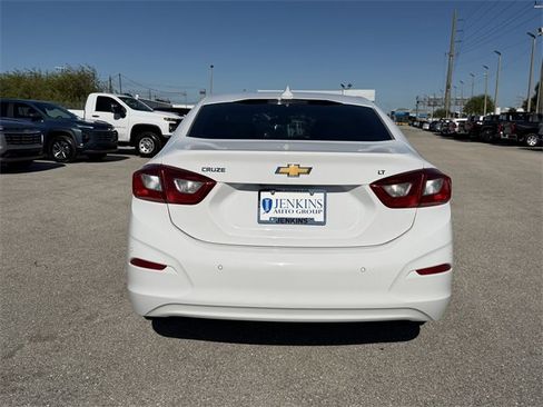Used 2018 Chevrolet Cruze LT w/ Convenience Package image 5