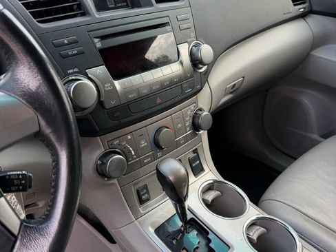 Used 2011 Toyota Highlander SE image 19