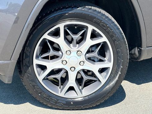 Used 2019 Jeep Grand Cherokee Overland AWD/4WD image 2