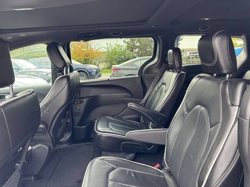 Used 2025 Chrysler Pacifica Limited FWD image 29