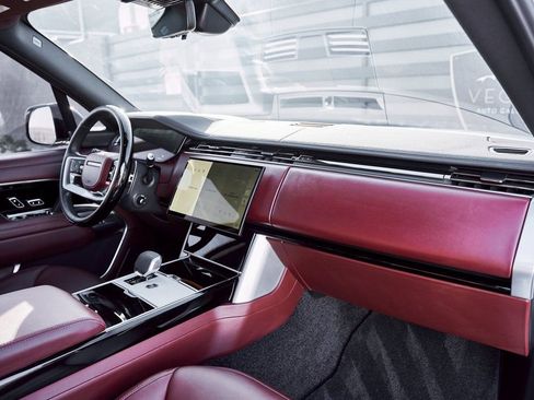 Used 2025 Land Rover Range Rover SE image 39