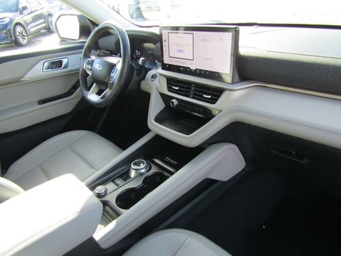 Used 2025 Ford Explorer Active w/ Active Comfort Package AWD/4WD image 15
