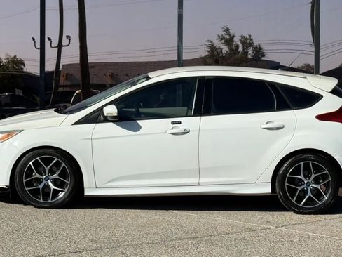 Used 2015 Ford Focus SE w/ SE Sport Package FWD image 4
