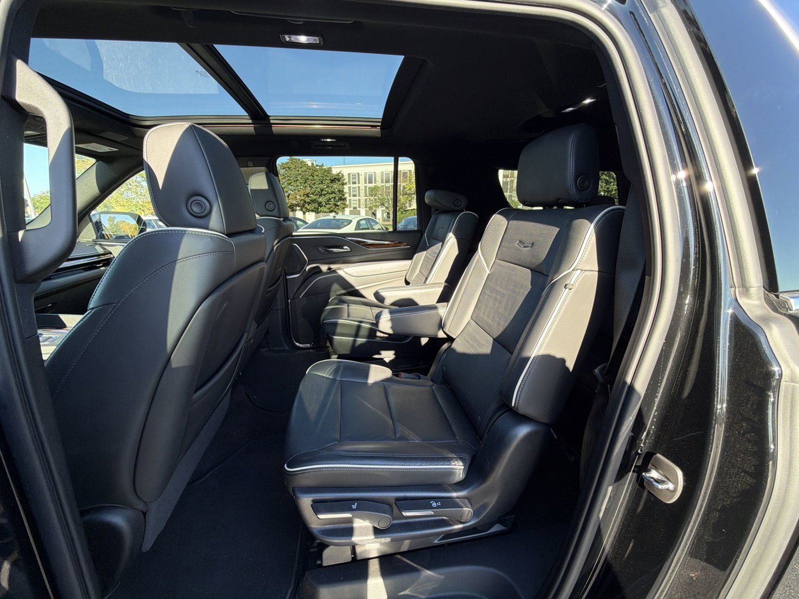 Used 2022 Cadillac Escalade ESV Premium Luxury AWD/4WD image 24