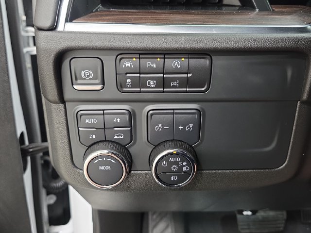 Used 2025 Chevrolet Suburban LT w/ Comfort Package AWD/4WD image 26