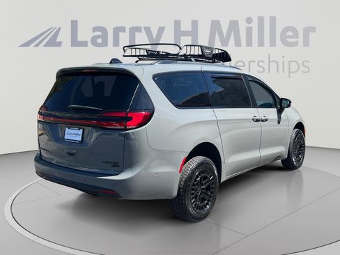 Used 2023 Chrysler Pacifica Limited w/ S Appearance Package AWD/4WD image 5