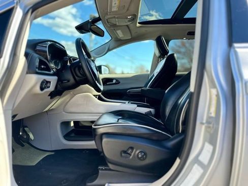 Used 2024 Chrysler Pacifica Limited FWD image 12