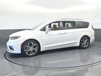 Used 2024 Chrysler Pacifica Pinnacle video 2