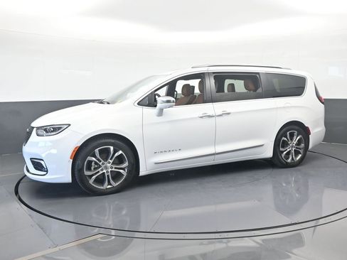 Used 2024 Chrysler Pacifica Pinnacle image 2