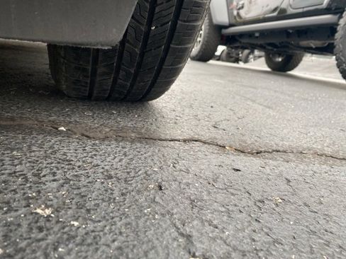 Used 2023 Chrysler Pacifica Touring-L image 8