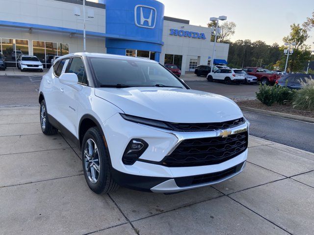 Used 2025 Chevrolet Blazer LT FWD image 2